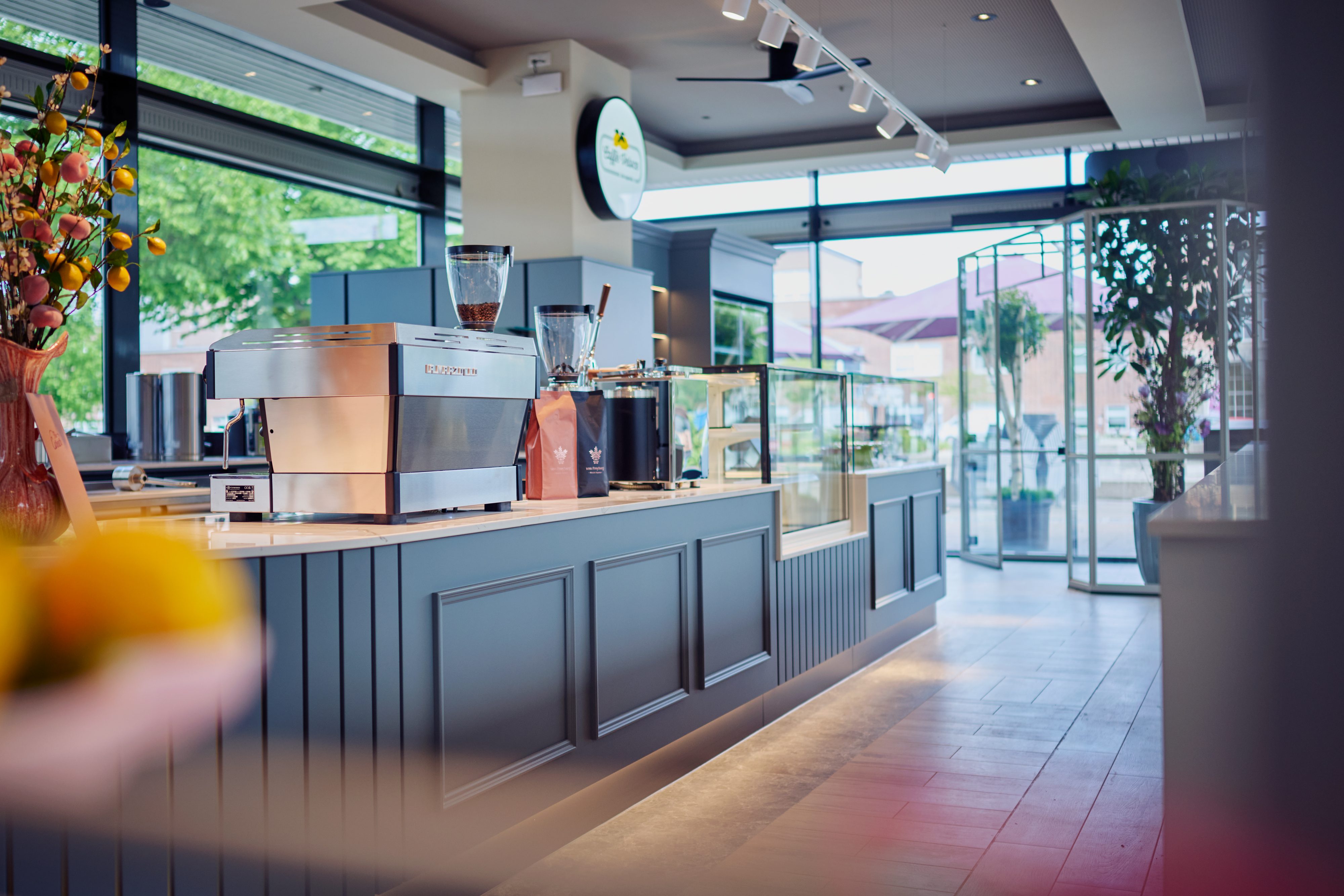 Café-Theke mit Espressomaschine und Vitrine bei Caffè Veloce