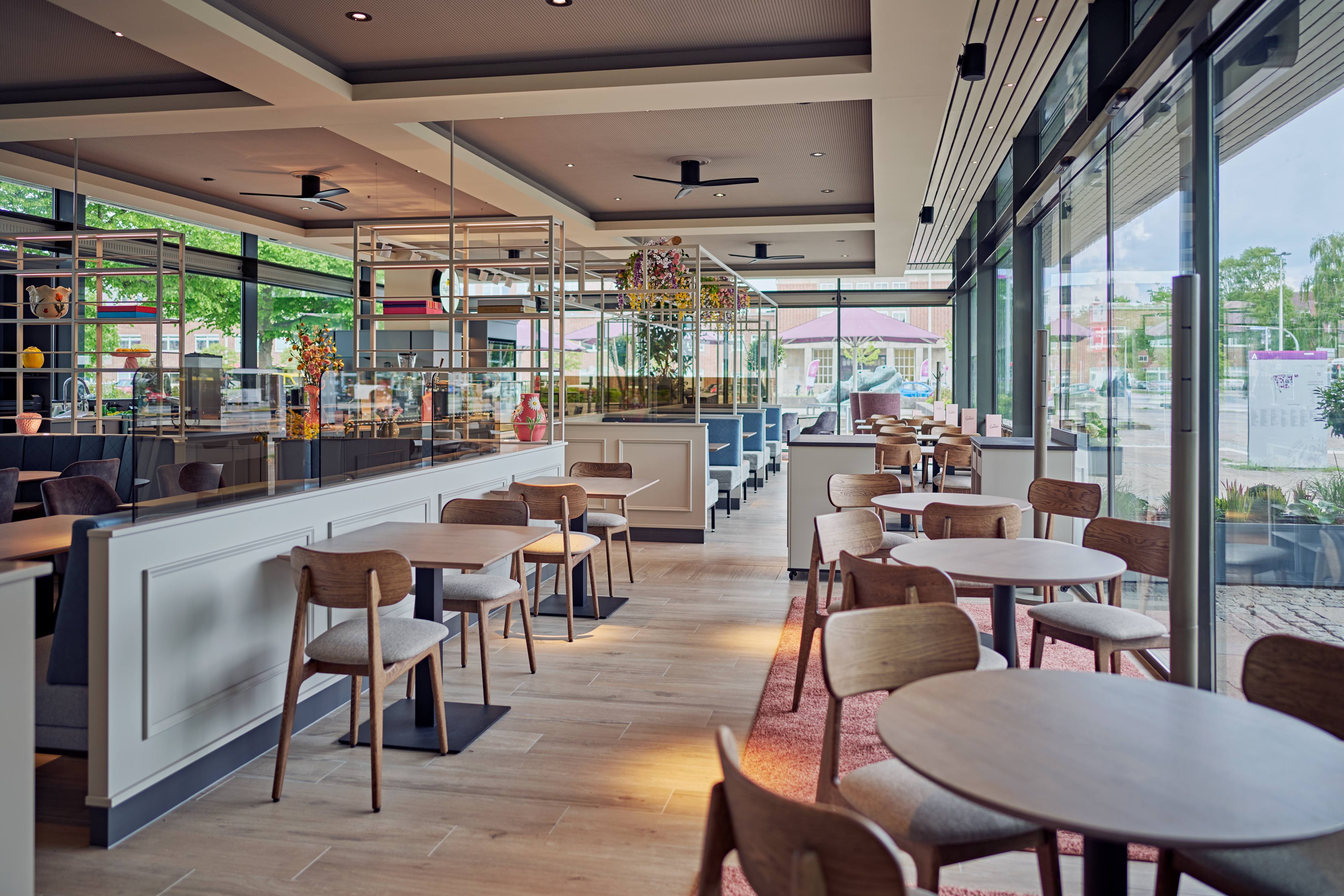 Gedeckter Mittagstisch im hellen Innenraum von The Corner