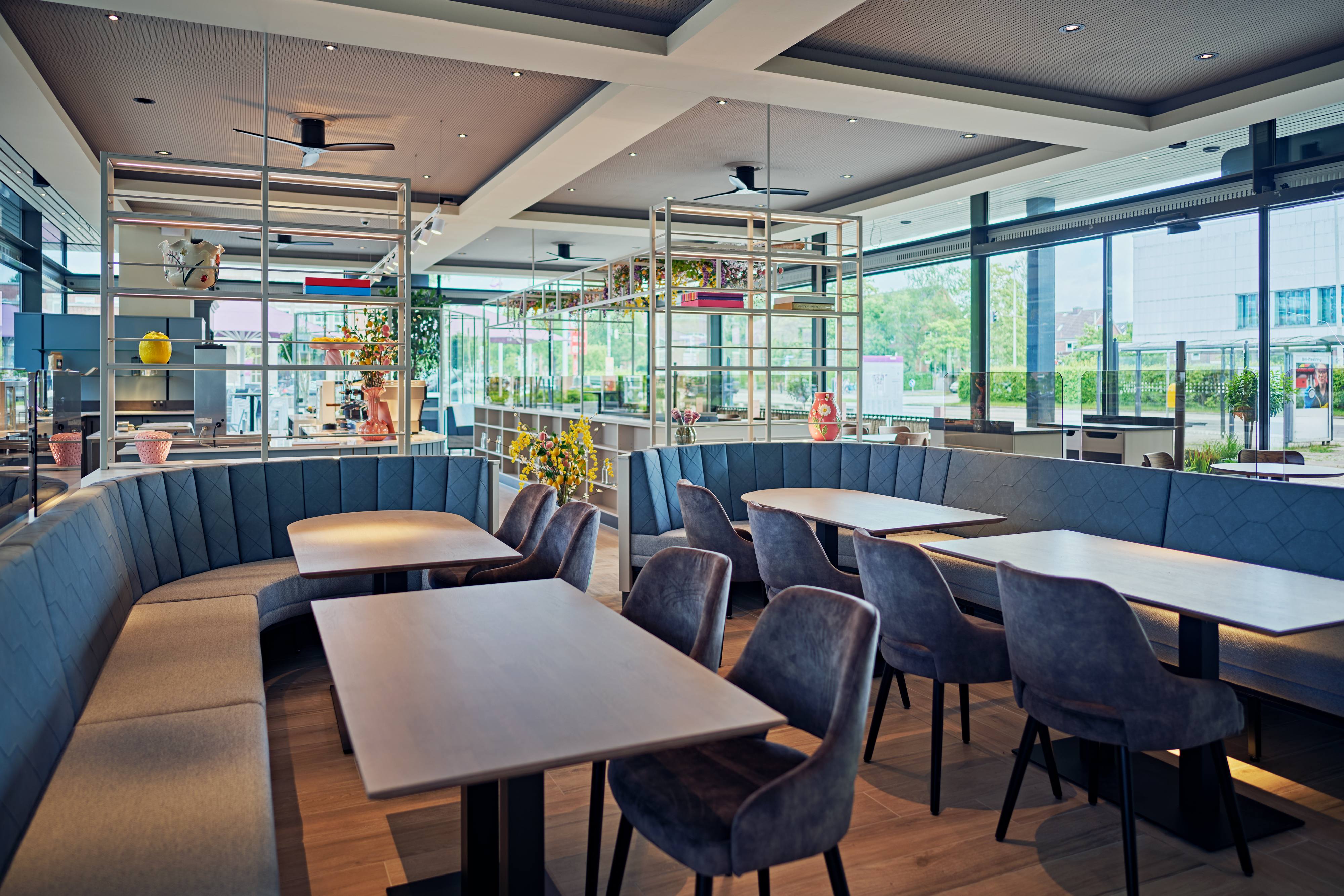 Stimmungsvoller Restaurant-Innenraum von The Corner am Abend